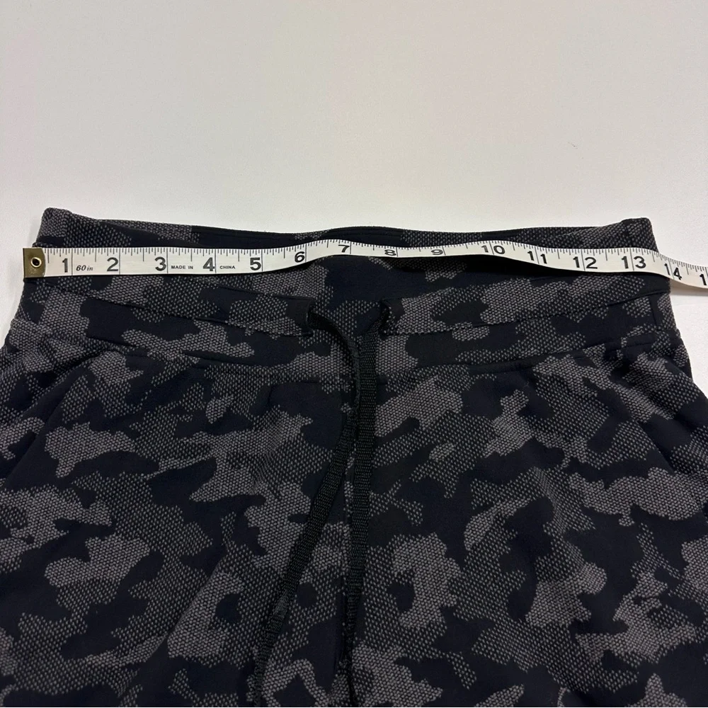 Lululemon Athletica Ready to Rulu Black Camouflage Sweatpant Capris Pants 6